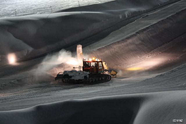 雪上車 スキー場ゲレンデ整備圧雪車 富山県 イオックスアローザ IOX-AROSA スキー場 スノーボードハーフパイプ整備風景